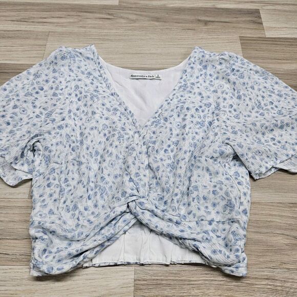 Abercrombie & Fitch Womens White Blue Floral Crop Top Small Flutter Sleeves - Picture 2 of 6